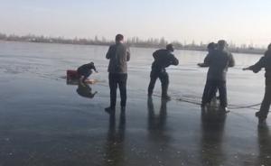 新疆轮台县父子三人水库滑冰坠入冰窟