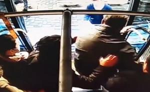 车上老人昏倒,公交司机5分钟送医