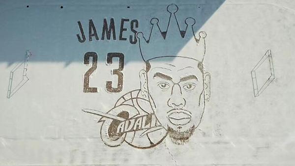 吉林：球迷雪地作画致敬篮球皇帝詹姆斯