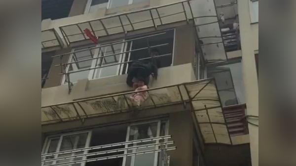 3岁女童爬出阳台掉落，男子倒挂救下