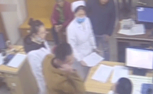 韶关:男子背母看病,打完保安打医生