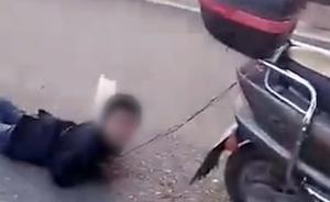 实拍：男童被母亲拴在摩托车后“拖行”