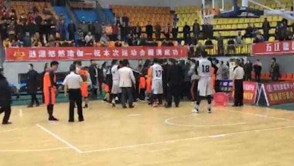 湖南：街道办与银行队员篮球赛场互殴