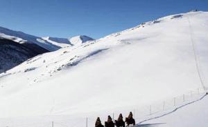 新疆拜城：8月大雪封山积雪半米，牧民16人被困夏牧场