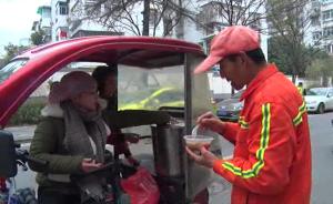 南京：志愿者自制腊八粥送环卫工