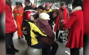 老人摔倒,女外賣員扶起讓老人靠坐身上