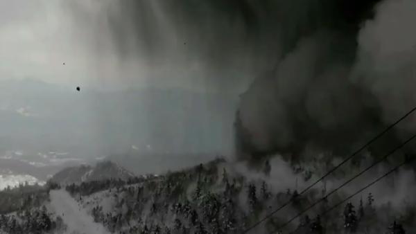 监控拍下日本白根火山喷发瞬间，致1死