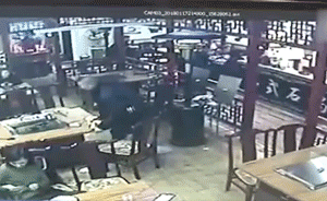 吉林：五纹身男烤肉店砸桌，殴打女店主