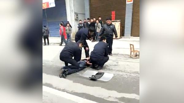 桂林：男子砍杀3人后追砍民警，被击伤