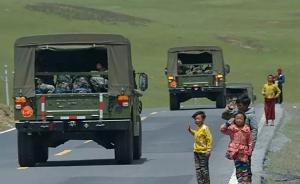 藏族小朋友路遇77集团军军车立即站直敬礼，解放军鸣笛回礼