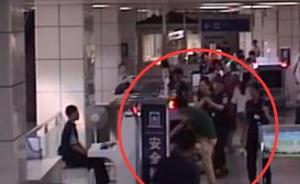 南京一20岁小伙不肯配合地铁安检，怄气钻进安检机
