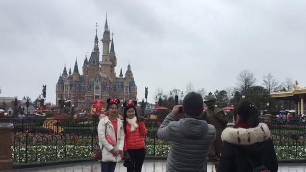 游客赶赴上海迪士尼，盼“冰雪奇缘”
