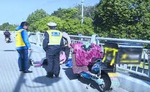 宁波外卖小哥撞死步行老人被取保候审，骑车时看手机抢单
