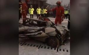 雪天沙石车失控压扁面包车，致1人死亡