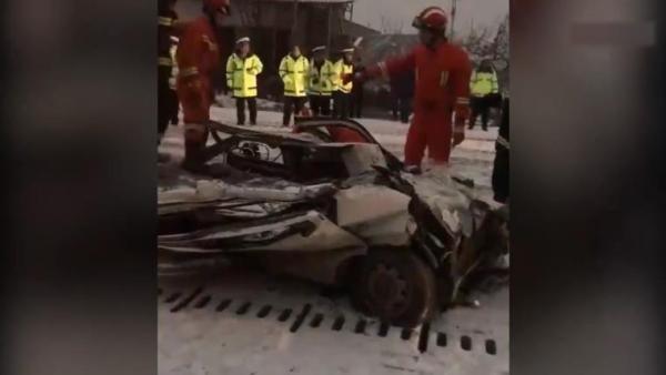 雪天沙石车失控压扁面包车，致1人死亡