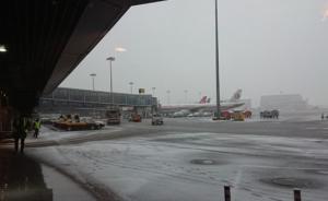大雪致多个机场大面积延误，上海两大机场取消航班上百架次