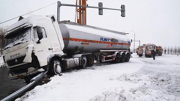 泗县：雪天路滑30吨甲醇罐车侧滑水渠 