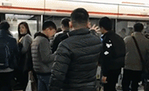 来接我一掌！平台主播携粉丝在上海多个地铁站拍“神功”被拘
