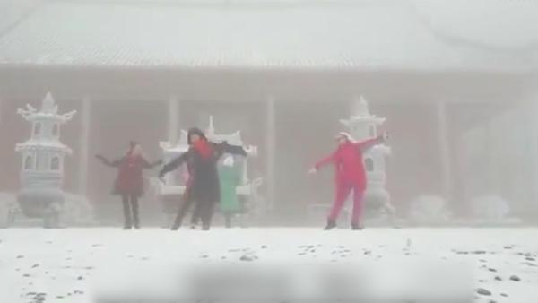 漫天风雪，阻挡不了大妈们跳起广场舞