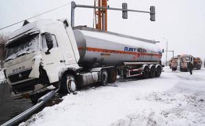 泗县：雪天路滑30吨甲醇罐车侧滑水渠 