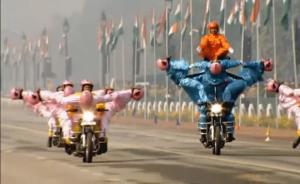 不要眨眼：印度首支女子摩托特技队亮相