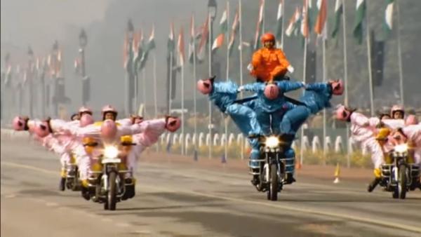 不要眨眼：印度首支女子摩托特技队亮相