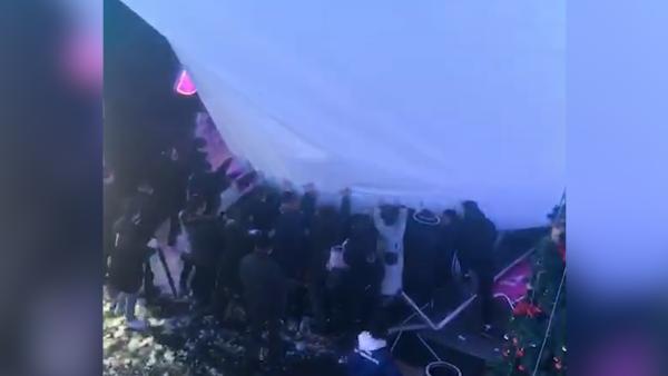 大雪致南京一商场顶棚坍塌，警民齐救援