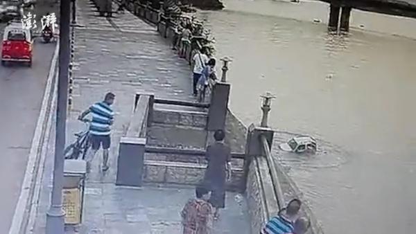 襄阳：女子倒车撞断护栏，坠入汉江