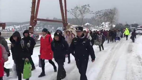 民警雪中徒步4小时20公里护学生返家