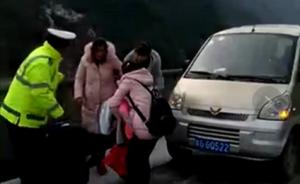 陕西安康孕妇冰雪天气在高速上产下男婴，高速交警及时送医