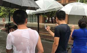 成都暴雨中老师排成百米人墙为学生撑伞护行，暖心之举获赞