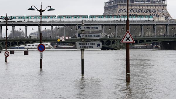 巴黎塞纳河水位飙升：上千居民撤离
