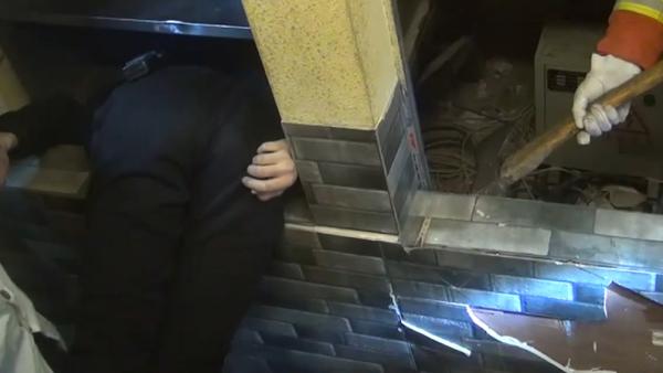 传菜电梯突运行，18岁服务员被夹身亡