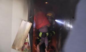 炭火盆取暖引发火灾：两小孩被锁家中