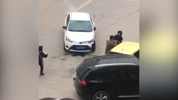 邻里纠纷，浙江3村民驾车猛撞女子致死