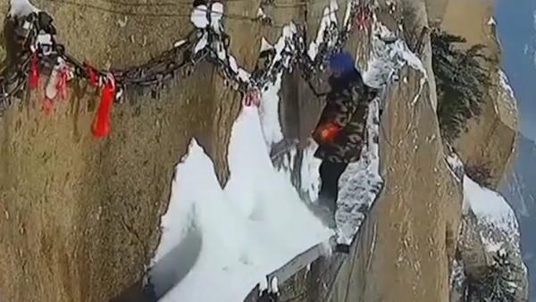 华山峭壁扫雪人：立30厘米宽长空栈道
