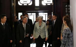 英首相访华｜特雷莎与武大辩论队互动，江疏影代表青年人迎接