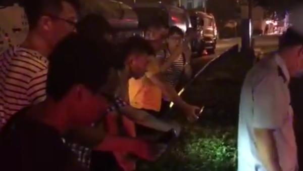 老人骑车摔倒,路人用手机照亮救治现场