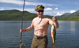 俄官方公布普京度假视频：赤膊捕鱼、潜水狩猎，还自己做饭