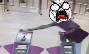 武汉男子一巴掌“打掉”1100元：进地铁刷卡失灵拍坏闸机