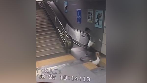 深圳地铁：女乘客踩塌损坏井盖坠下