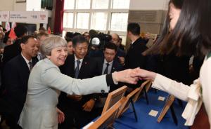 英首相访华丨特雷莎珞珈山下与中国青年交流，主打亲民风