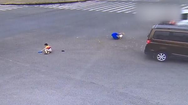 重庆：两车相撞后备箱打开，掉下两小孩