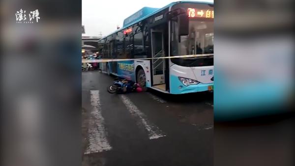 南京：女外卖骑手遭公交车碾压身亡