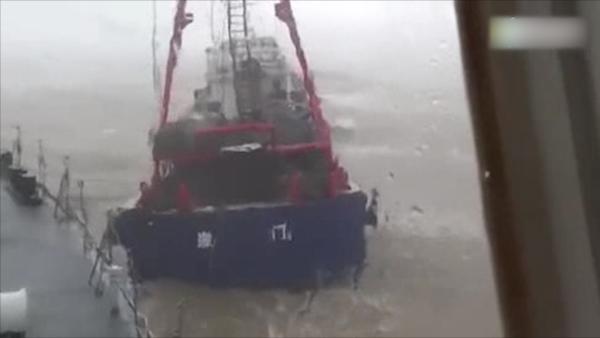 渔船台风中险撞军舰，指挥员冷静避开