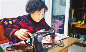 暖闻｜重庆66岁婆婆七年缝棉袄免费送邻里，还教残疾人手艺