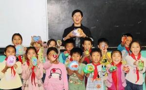 云南红河乡村教师带领孩子们用鹅卵石作画，换来30件羽绒服