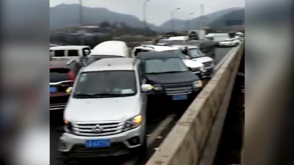 53辆车昆楚高速相撞，4人坠桥身亡