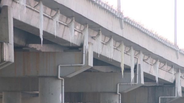 蓄水管冻裂，安徽合铜公路桥现2米冰凌