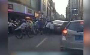 廣東清遠:孕婦被卷轎車底,路人齊抬車